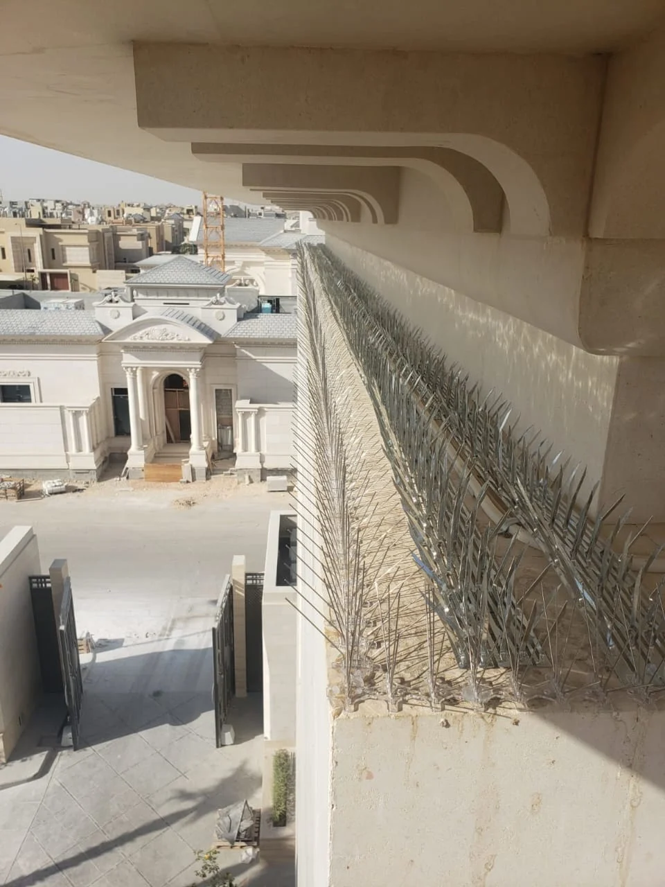 تركيب مانع طيور على سور ضيق